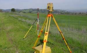 Difference between drone surveying and manual land surveying.